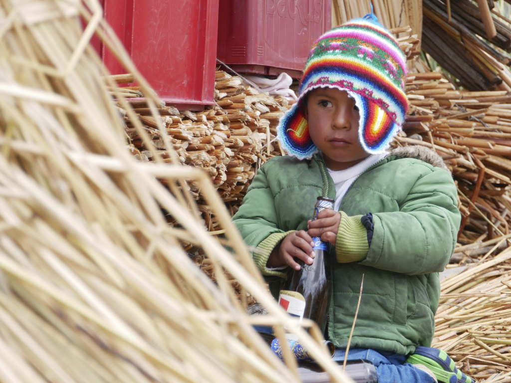 Enfant péruvien au bord du LAc Titicaca